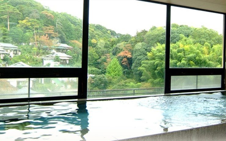 源氏山を眺めながらの大浴場