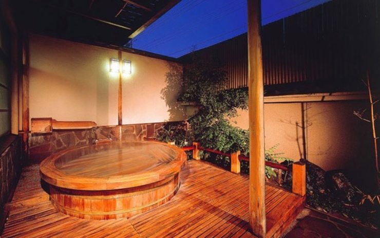 檜造りの露天風呂