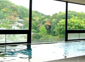 源氏山を眺めながらの大浴場