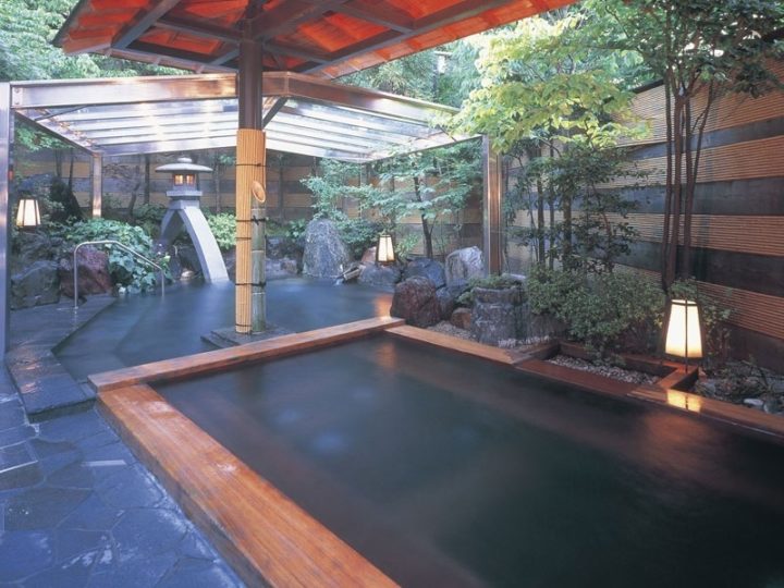 庭園のような中で入れる幻想的な露天風呂