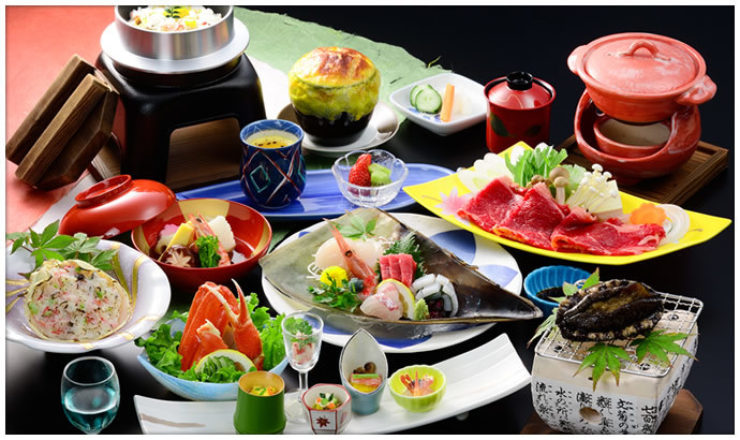 加賀野菜などの地元の味に舌鼓。料理長は数々の賞を受賞した方で日本料理のプロフェッショナル。